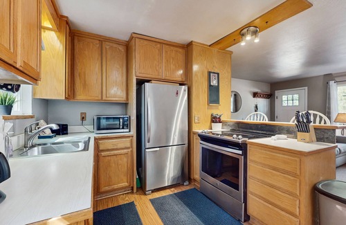 Tahoe Paradise Cabina | Cozy, dog-friendly cabin with large private deck, fireplace, BBQ-close to trails