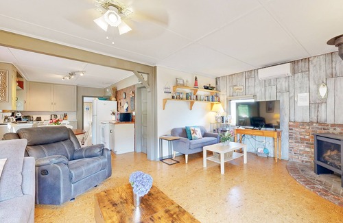 Gleneden Beach Cabina | Acogedora casa que admite perros con fácil acceso a la playa y una hoguera al aire libre