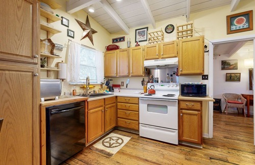 Silver Creek Village Casa | Cozy dog-friendly house near water with enclosed yard, grill, & equipped kitchen