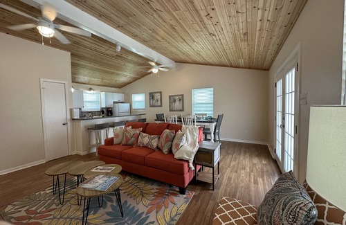 Jamaica Beach Casa | Cozy, Dog Friendly, Close to Beach!!