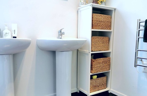 Forrest Hill Casa | Acogedora habitación doble con baño propio y entrada