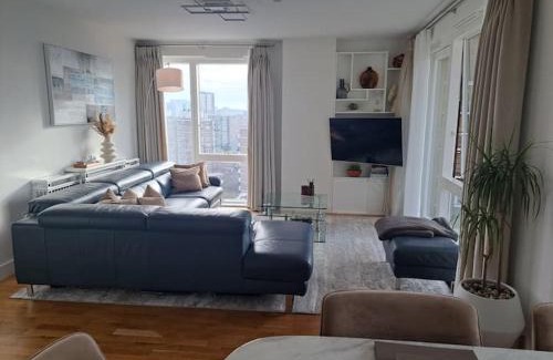 Lansbury Casa | Cozy Double Room with Large En Suite Near Canary Wharf London with Amazing Views in a Shared Apartment