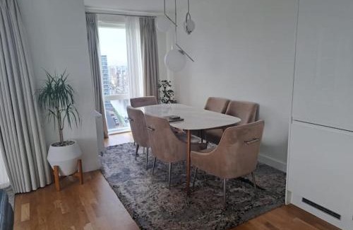Lansbury Casa | Cozy Double Room with Large En Suite Near Canary Wharf London with Amazing Views in a Shared Apartment