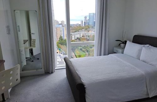 Lansbury Casa | Cozy Double Room with Large En Suite Near Canary Wharf London with Amazing Views in a Shared Apartment
