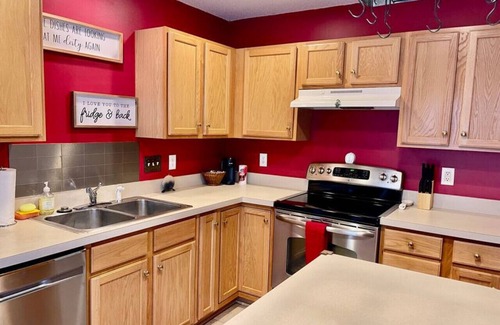 Greensboro Casa | Cozy Double Suite Townhome in Prime Location!