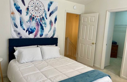 Greensboro Casa | Cozy Double Suite Townhome in Prime Location!