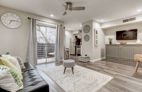 Riverside Condominio | Cozy Downtown Condo/Perfect for a Couple