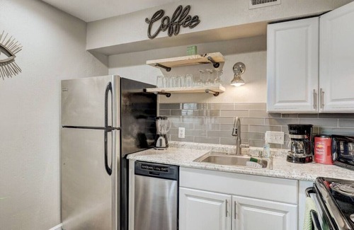 Riverside Condominio | Cozy Downtown Condo/Perfect for a Couple