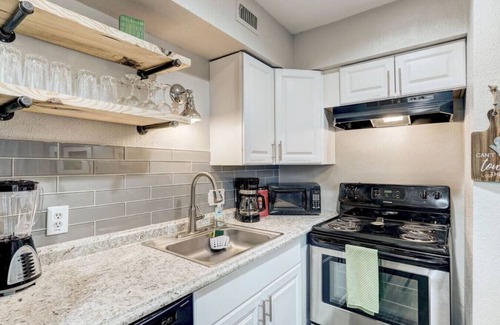 Riverside Condominio | Cozy Downtown Condo/Perfect for a Couple