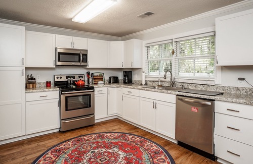 Northwest Quadrant Casa | Cozy Downtown Cottage - 0.7 mi walk to downtown!