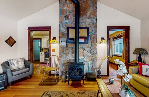Old Bend Cabaña | Cozy Downtown Craftsman with firepit, yard, & covered porch - walk to breweries