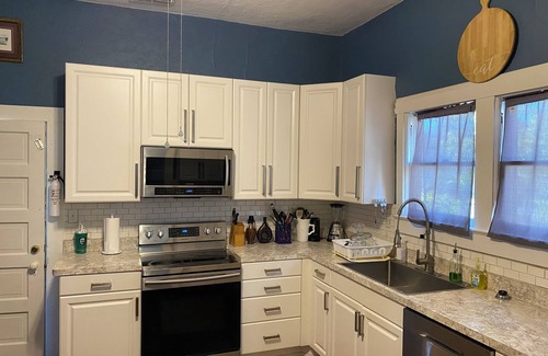 Dade City Cabaña | Cozy downtown Dade City cottage. Pet friendly.