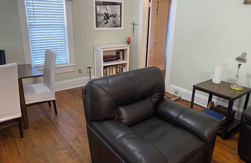 Dade City Cabaña | Cozy downtown Dade City cottage. Pet friendly.