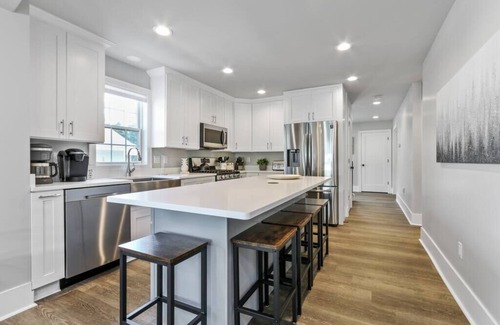 Lake Geneva Casa | Cozy Downtown Farmhouse on Wells, 5BR 3 BA Sleeps 15!!