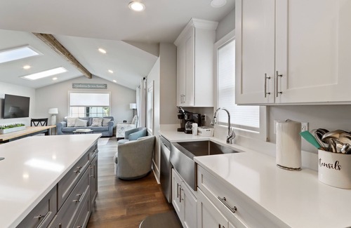 Lake Geneva Casa | Cozy Downtown Farmhouse on Wells, 5BR 3 BA Sleeps 15!!