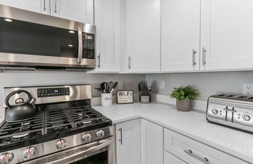 Lake Geneva Casa | Cozy Downtown Farmhouse on Wells, 5BR 3 BA Sleeps 15!!