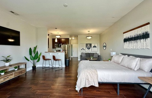 Cole-Noble District Apartamento | Cozy Downtown Loft with Balcony