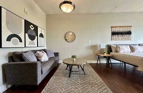Cole-Noble District Apartamento | Cozy Downtown Loft with Balcony