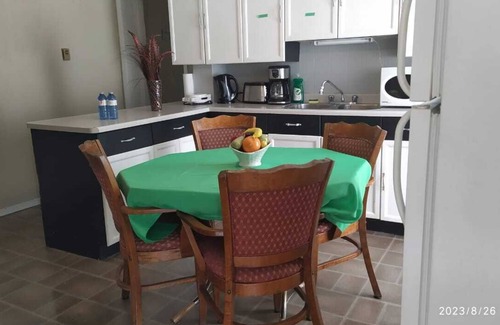 Sunnyside Apartamento | Cozy downtown two bedrooms free parking