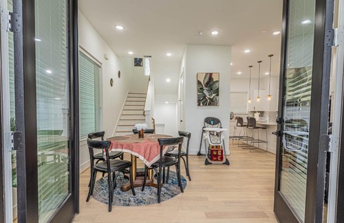 South Central Houston Casa | Cozy Duplex Mins to DT/MCTR, free wi-fi/Parking