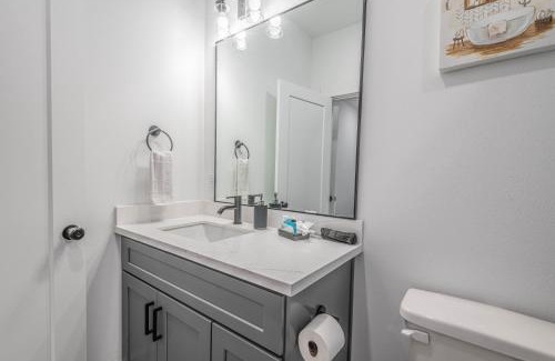 South Central Houston Casa | Cozy Duplex Mins to DT/MCTR, free wi-fi/Parking