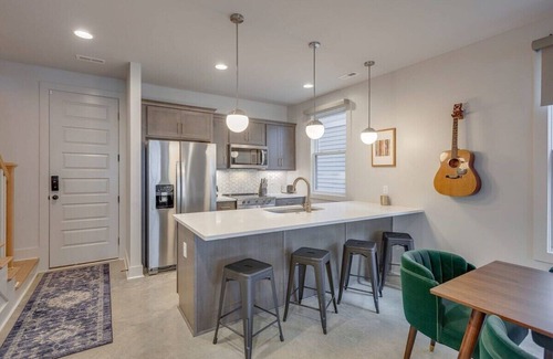 Greenwood Casa | Cozy East Nashville Retreats for 20