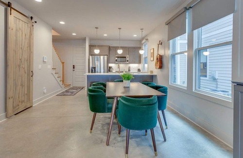 Greenwood Casa | Cozy East Nashville Retreats for 20