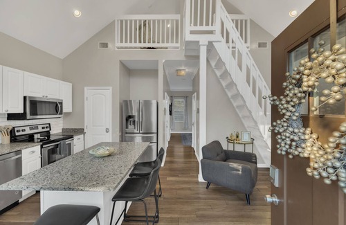 Greenwood Cabaña | Cozy East Nashville Retreat with Hot Tub, Fire Pit & Outdoor Courtyard