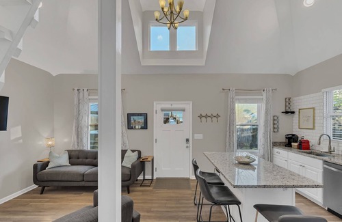 Greenwood Cabaña | Cozy East Nashville Retreat with Hot Tub, Fire Pit & Outdoor Courtyard