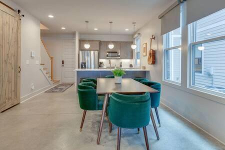 Greenwood Casa | Cozy East Nashville Retreats for 20