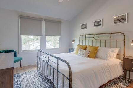 Greenwood Casa | Cozy East Nashville Retreats for 20