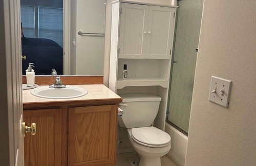 Gresham Casa | Cozy Eastside Townhome in charming East Gresham- 3 Bedroom with AC and WiFi!