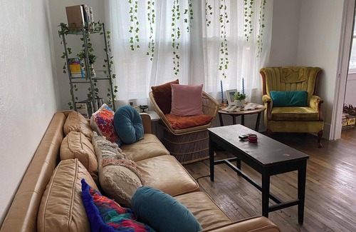 South Hyde Park Apartamento | Cozy, eclectic 2-bedroom in Hyde Park with a balcony, perfect for a KC retreat.