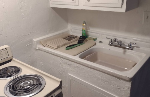 Pittsburgh Apartamento | Cozy Efficiency Apartment. Minutes from downtown Pittsburgh.