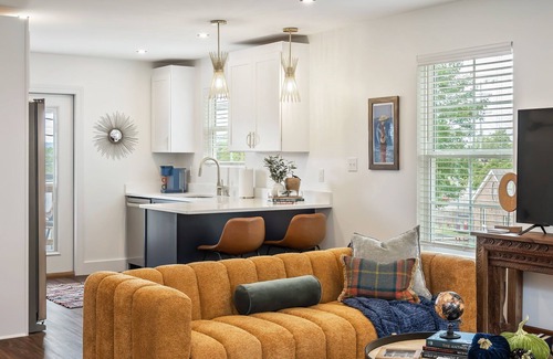 Powell Casa | Cozy, Elegant 3 Bedroom Townhouse with Romantic Vibe