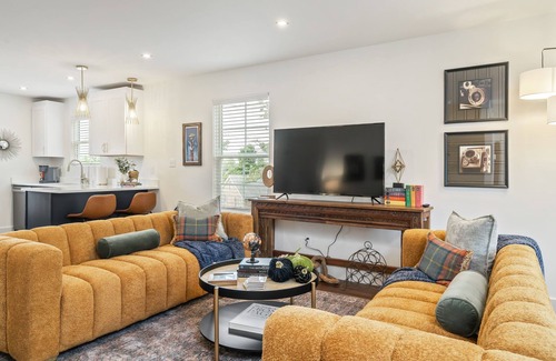 Powell Casa | Cozy, Elegant 3 Bedroom Townhouse with Romantic Vibe