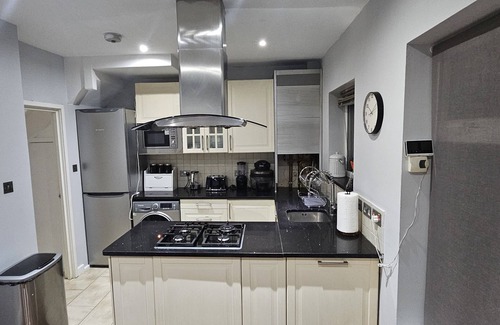 Colindale Casa | Cozy & Elegant 4 Bedroom Home Near Wembley