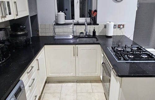 Colindale Casa | Cozy & Elegant 4 Bedroom Home Near Wembley