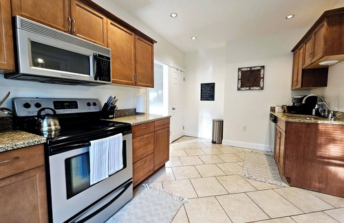 Butztown Casa | 🏡Cozy Escape, Firepit 🔥Games & Trail 2BR Family Stay – 15% Off Midweek!