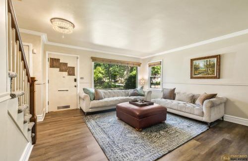Evanston Casa | Cozy Evanston Villa with cinema and massage sofa