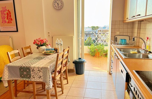 Agia Paraskevi Apartamento | Cozy fairytal garden apartment, Family Friendly, Free Parking, 15 Min to Airport