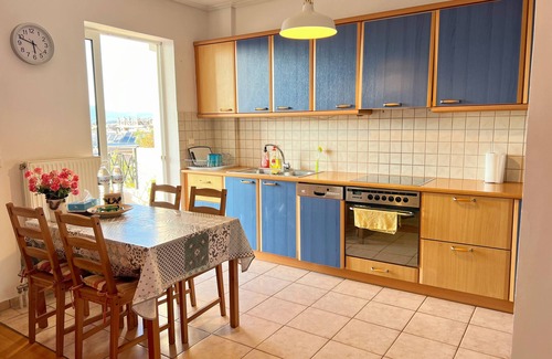 Agia Paraskevi Apartamento | Cozy fairytal garden apartment, Family Friendly, Free Parking, 15 Min to Airport