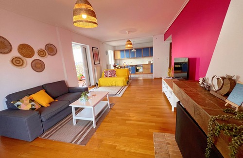 Agia Paraskevi Apartamento | Cozy fairytal garden apartment, Family Friendly, Free Parking, 15 Min to Airport
