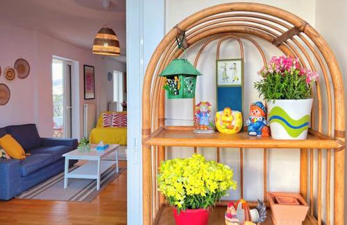 Agia Paraskevi Apartamento | Cozy fairytal garden apartment, Family Friendly, Free parking, 15 Min to Airport