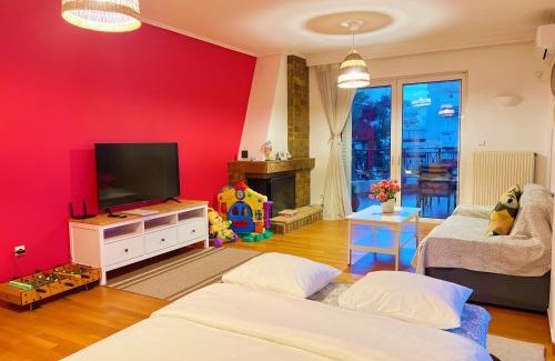 Agia Paraskevi Apartamento | Cozy fairytal garden apartment, Family Friendly, Free parking, 15 Min to Airport