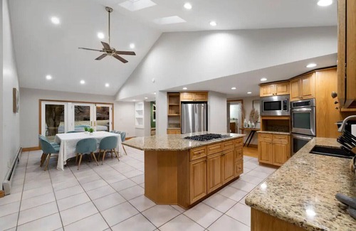 Town of Ramapo Casa | Big Yard, Pool, Fire Pit & Billiards!