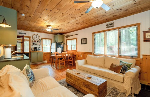 Gilmanton IW Cabina | Lake Cabin Near Winni, Gunstock, w/ Kayaks & Kid's Bunkhouse