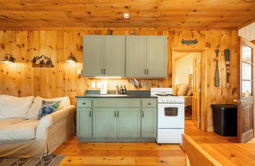 Gilmanton IW Cabina | Lake Cabin Near Winni, Gunstock, w/ Kayaks & Kid's Bunkhouse