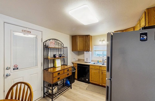 Winchester Bay Casa | Cozy family beach cottage w/ hot tub, deck, WiFi, surfboard-walk to bay, Dogs ok