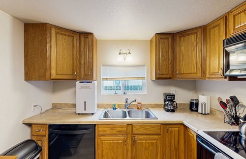Winchester Bay Casa | Cozy family beach cottage w/ hot tub, deck, WiFi, surfboard-walk to bay, Dogs ok